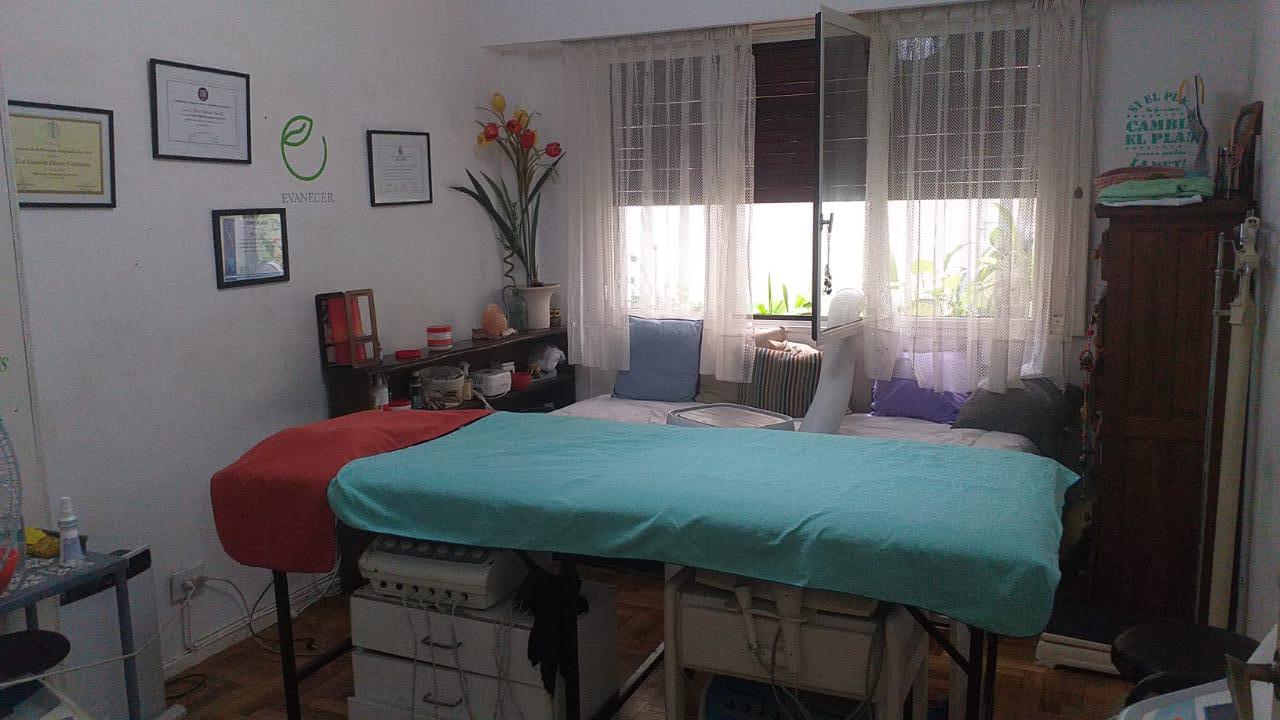 Ciudad  de la Paz  1400  *. APTO PROFESIONAL. Depto. en Planta baja. 4 amb.c/ patio y toilette. Sup. tot.: 77m2. Precio por m2. . usd  2338..