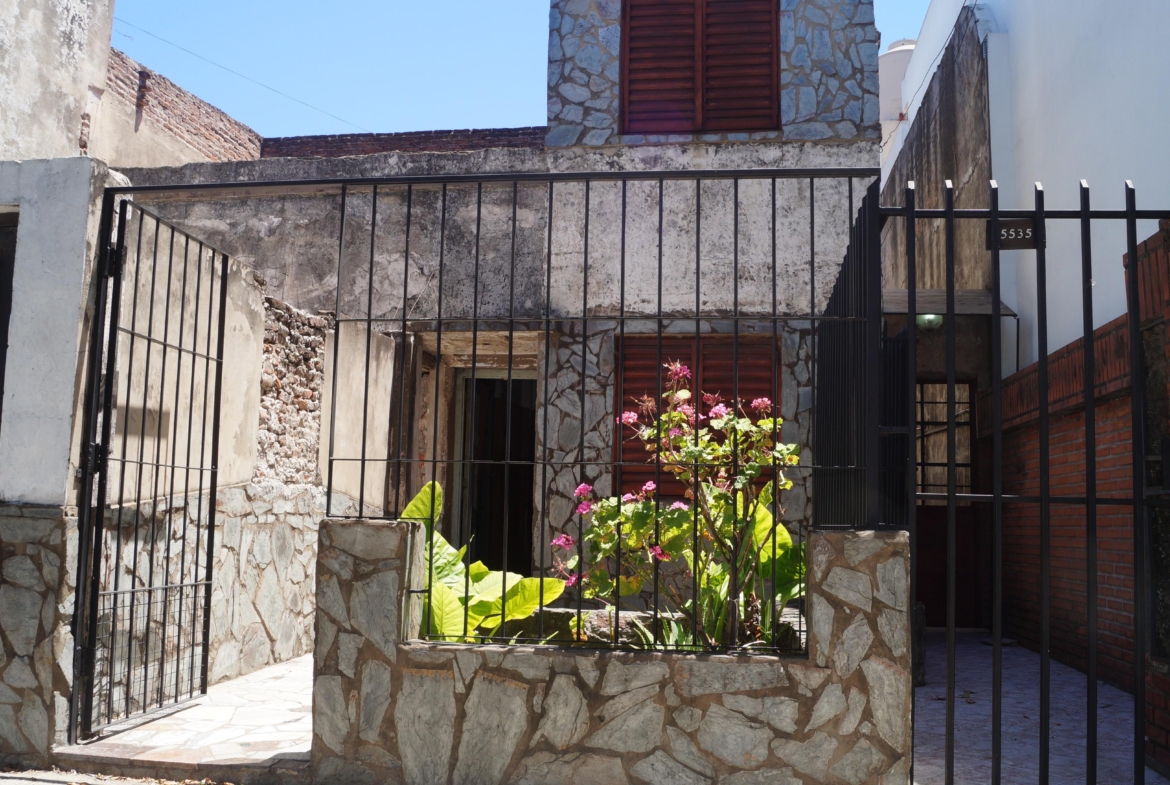 Lascano 5500* – Frente – PH (A Reciclar) – 3  Amb. c/ patio y terraza. – Sup. Total: 160 m² – Por m² 968.