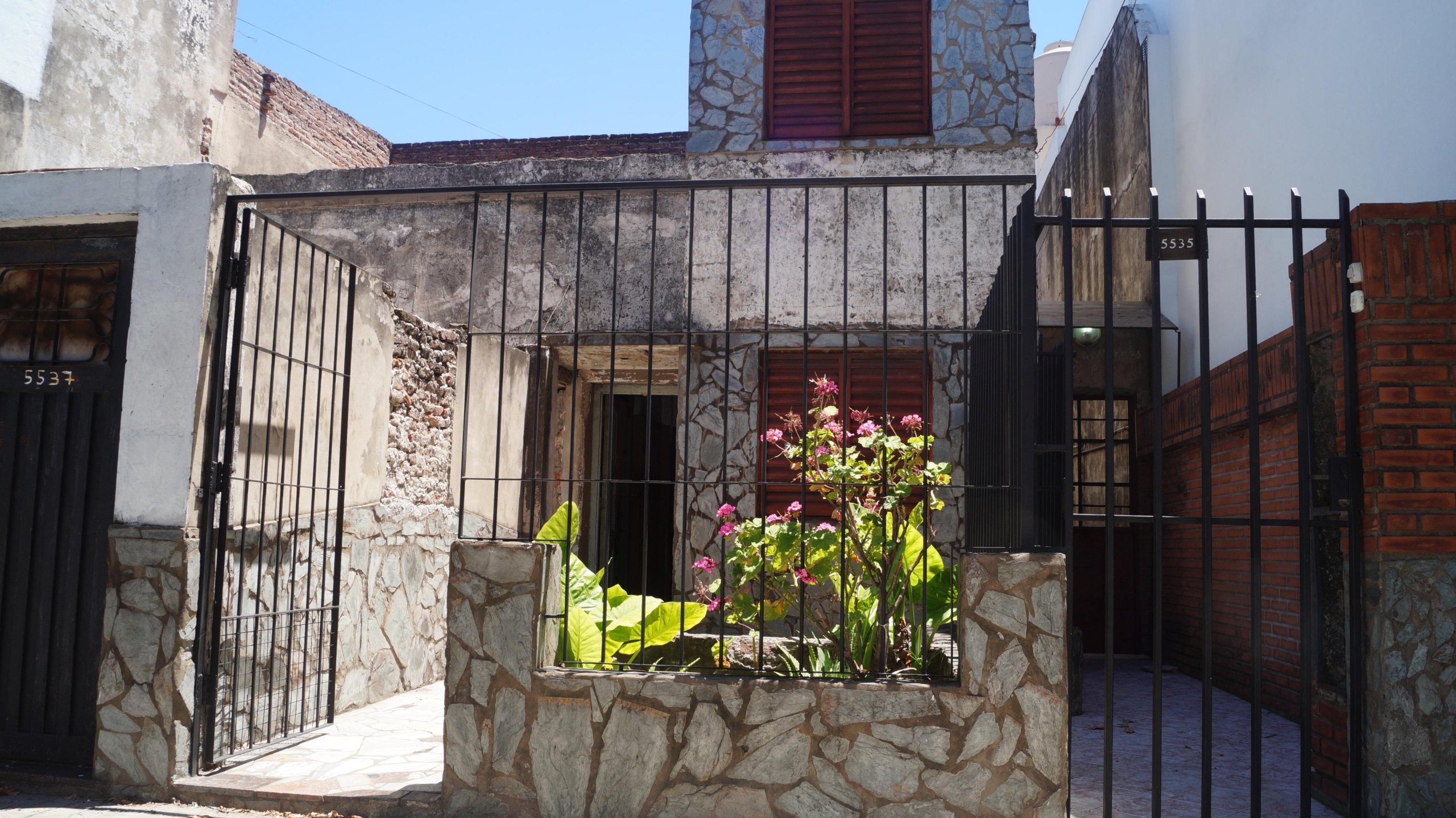 Lascano 5500* – Frente – PH (A Reciclar) – 3  Amb. c/ patio y terraza. – Sup. Total: 160 m² – Por m² 968.