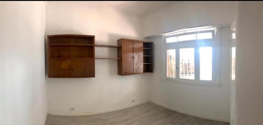 Caracas 4700 – 1er. Piso – Escalera – FRENTE – PH 5 amb. C/ BALCÓN y PATIO – Sup. Total: 254 m² – Por m²: 669