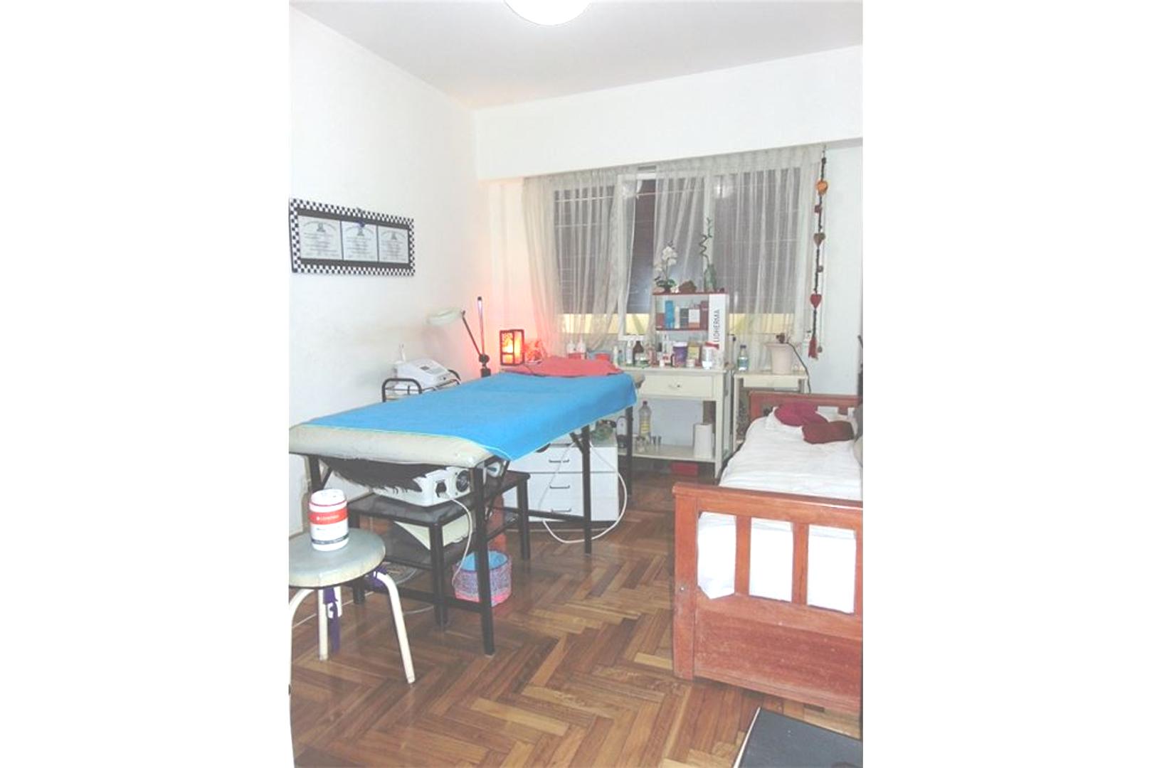 Ciudad  de la Paz  1400  *. APTO PROFESIONAL. Depto. en Planta baja. 4 amb.c/ patio y toilette. Sup. tot.: 77m2. Precio por m2. . usd  2338..