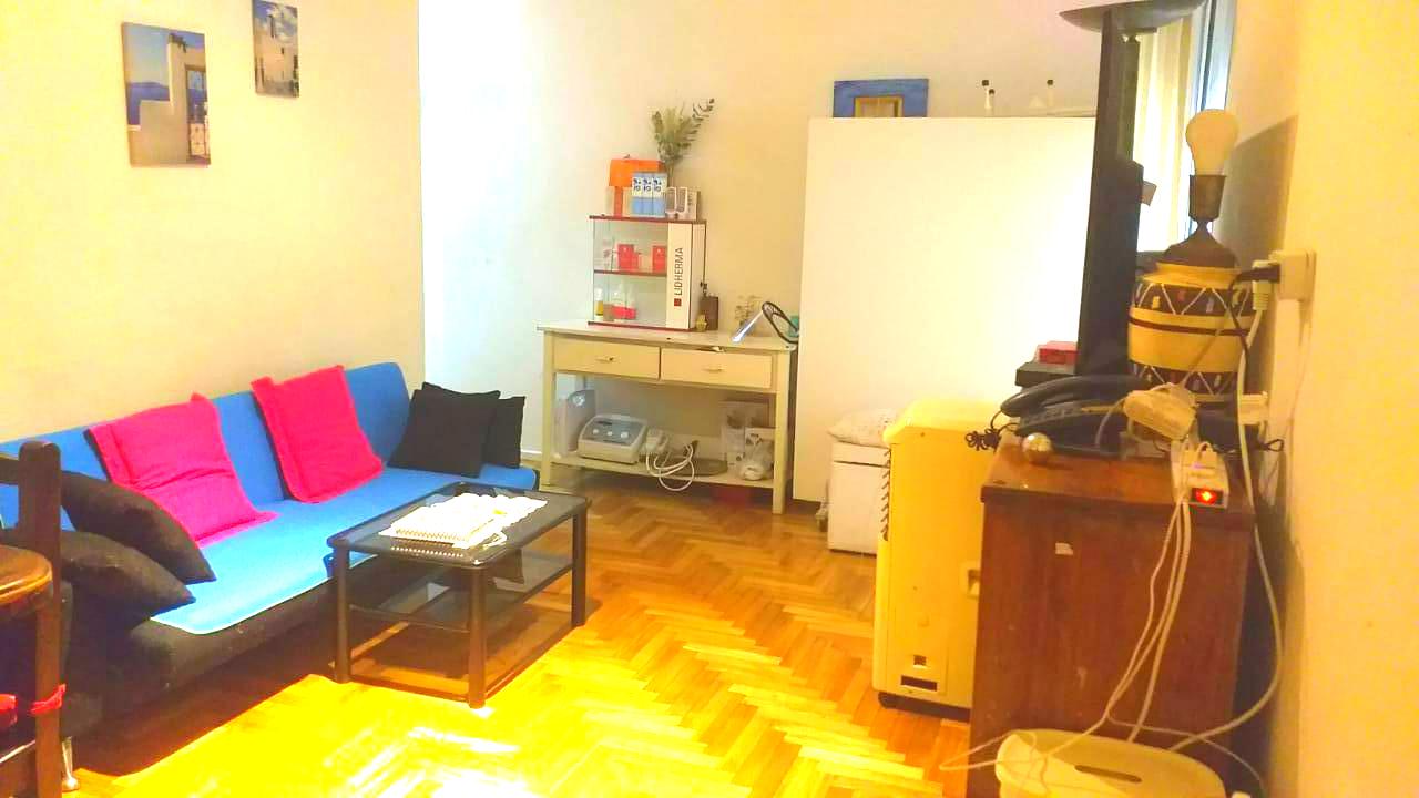 Ciudad  de la Paz  1400  *. APTO PROFESIONAL. Depto. en Planta baja. 4 amb.c/ patio y toilette. Sup. tot.: 77m2. Precio por m2. . usd  2338..