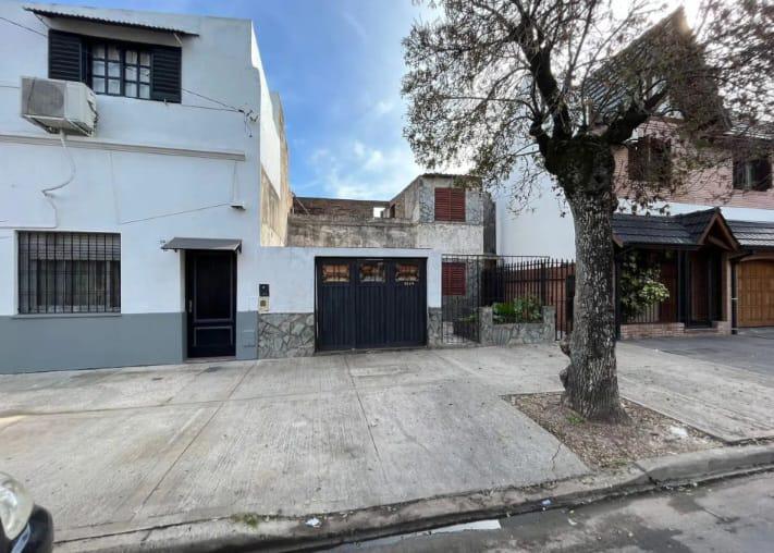 Lascano 5500 – Frente – PH (A Reciclar) – 3  Amb. c/ patio y terraza. – Sup. Total: 160 m² – Por m²