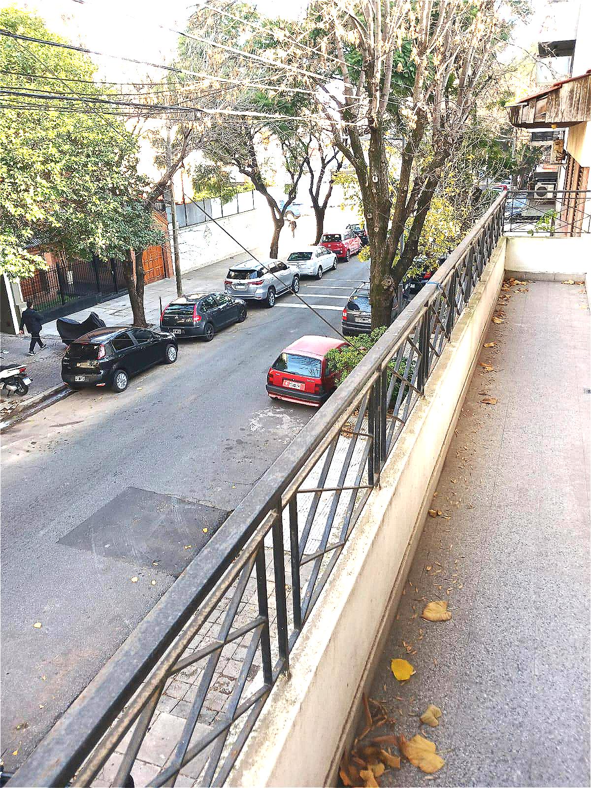 Caracas 4500 – 1er. Piso – Escalera – FRENTE – PH 5 amb. C/ BALCÓN y PATIO -con parrilla.  Sup. Total: 254 m² – Por m²: 748