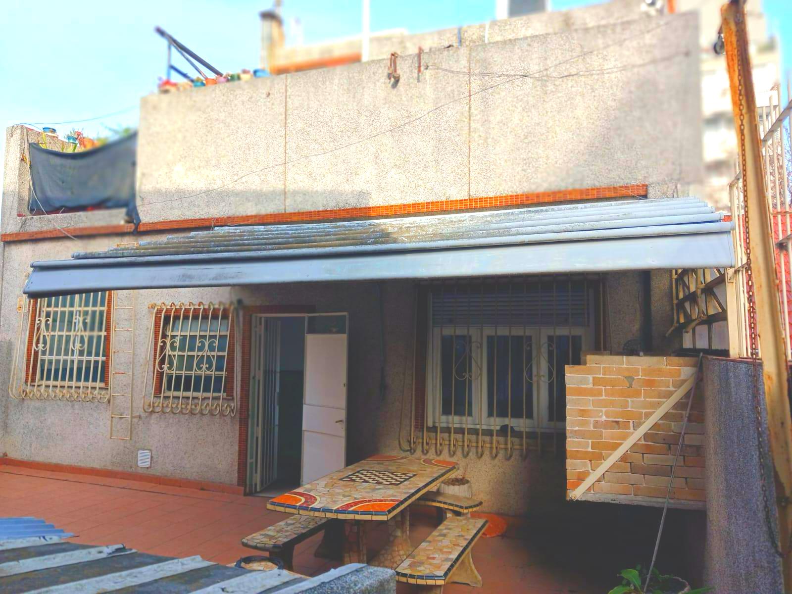 Caracas 4500 – 1er. Piso – Escalera – FRENTE – PH 5 amb. C/ BALCÓN y PATIO -con parrilla.  Sup. Total: 254 m² – Por m²: 748