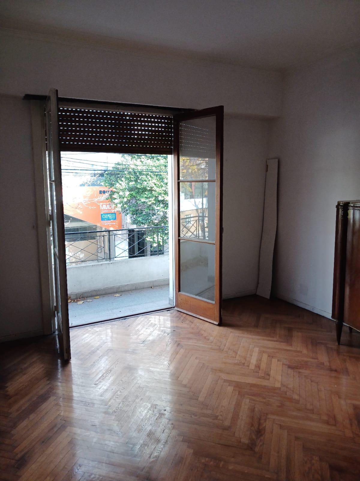 Caracas 4500 – 1er. Piso – Escalera – FRENTE – PH 5 amb. C/ BALCÓN y PATIO – Sup. Total: 254 m² – Por m²: 748