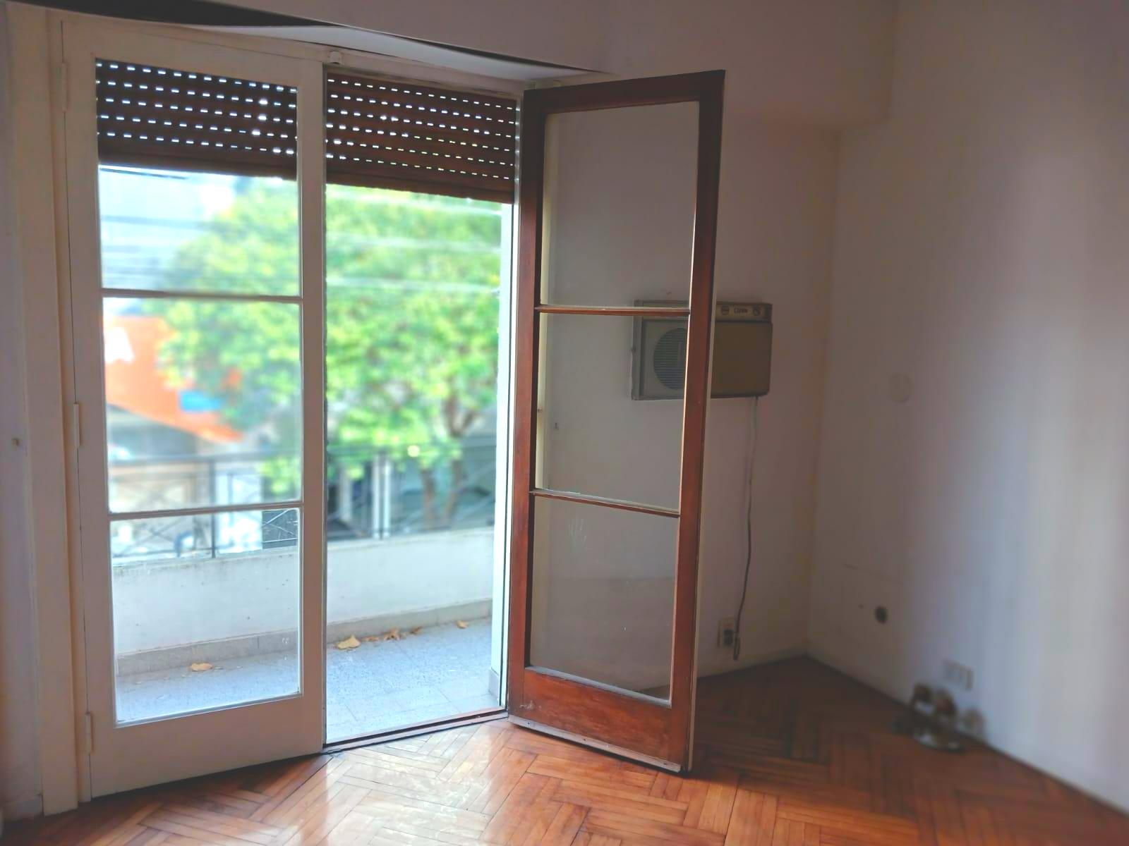 Caracas 4500 – 1er. Piso – Escalera – FRENTE – PH 5 amb. C/ BALCÓN y PATIO – Sup. Total: 254 m² – Por m²: 748