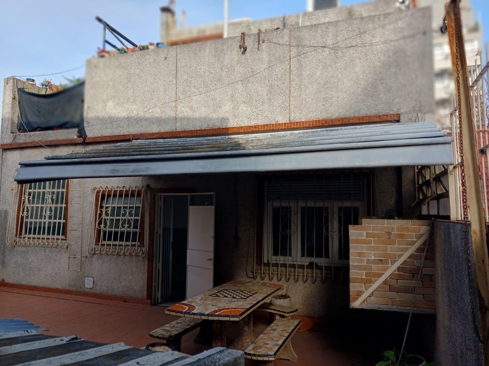 Caracas 4500 – 1er. Piso – Escalera – FRENTE – PH 5 amb. C/ BALCÓN y PATIO – Sup. Total: 254 m² – Por m²: 748