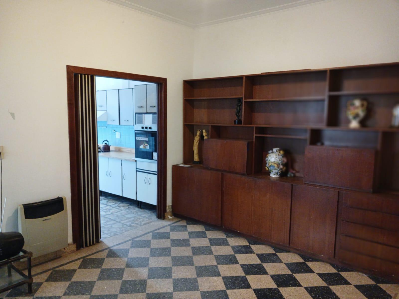 Caracas 4500 – 1er. Piso – Escalera – FRENTE – PH 5 amb. C/ BALCÓN y PATIO – Sup. Total: 254 m² – Por m²: 748