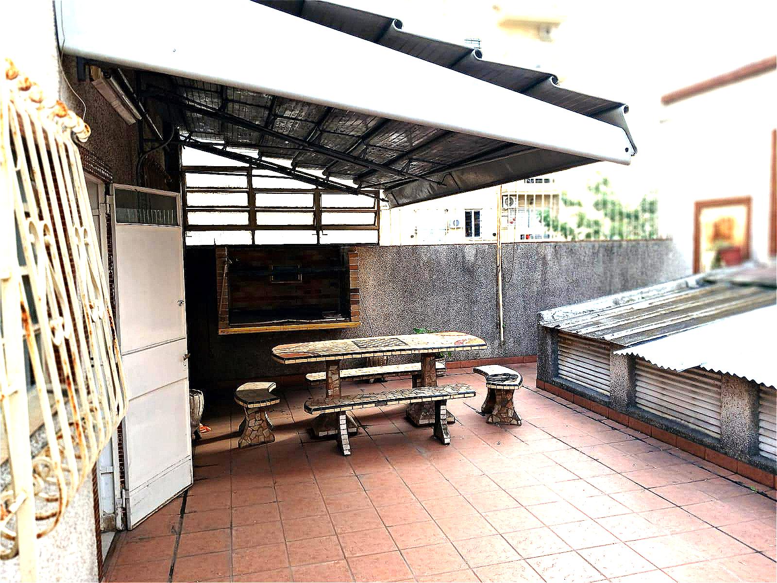 Caracas 4500 – 1er. Piso – Escalera – FRENTE – PH 5 amb. C/ BALCÓN y PATIO -con parrilla.  Sup. Total: 254 m² – Por m²: 748