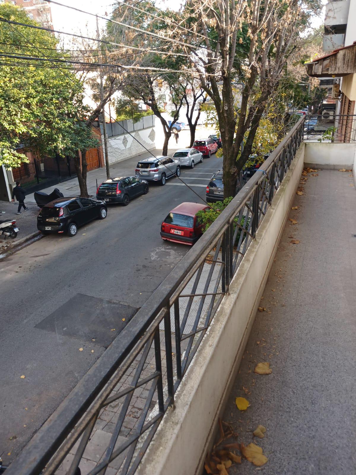 Caracas 4500 – 1er. Piso – Escalera – FRENTE – PH 5 amb. C/ BALCÓN y PATIO – Sup. Total: 254 m² – Por m²: 748