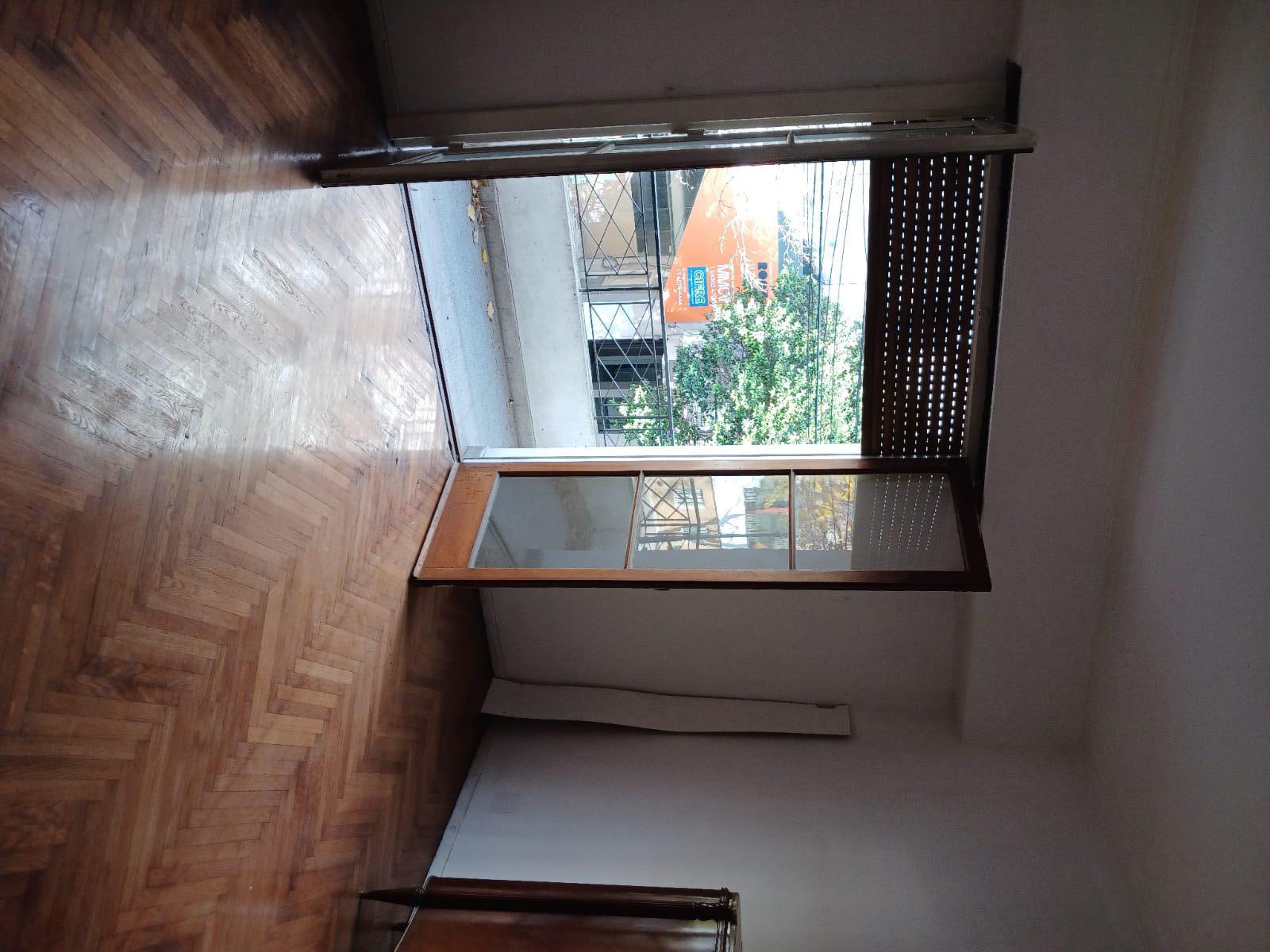 Caracas 4500 – 1er. Piso – Escalera – FRENTE – PH 5 amb. C/ BALCÓN y PATIO -con parrilla.  Sup. Total: 254 m² – Por m²: 748