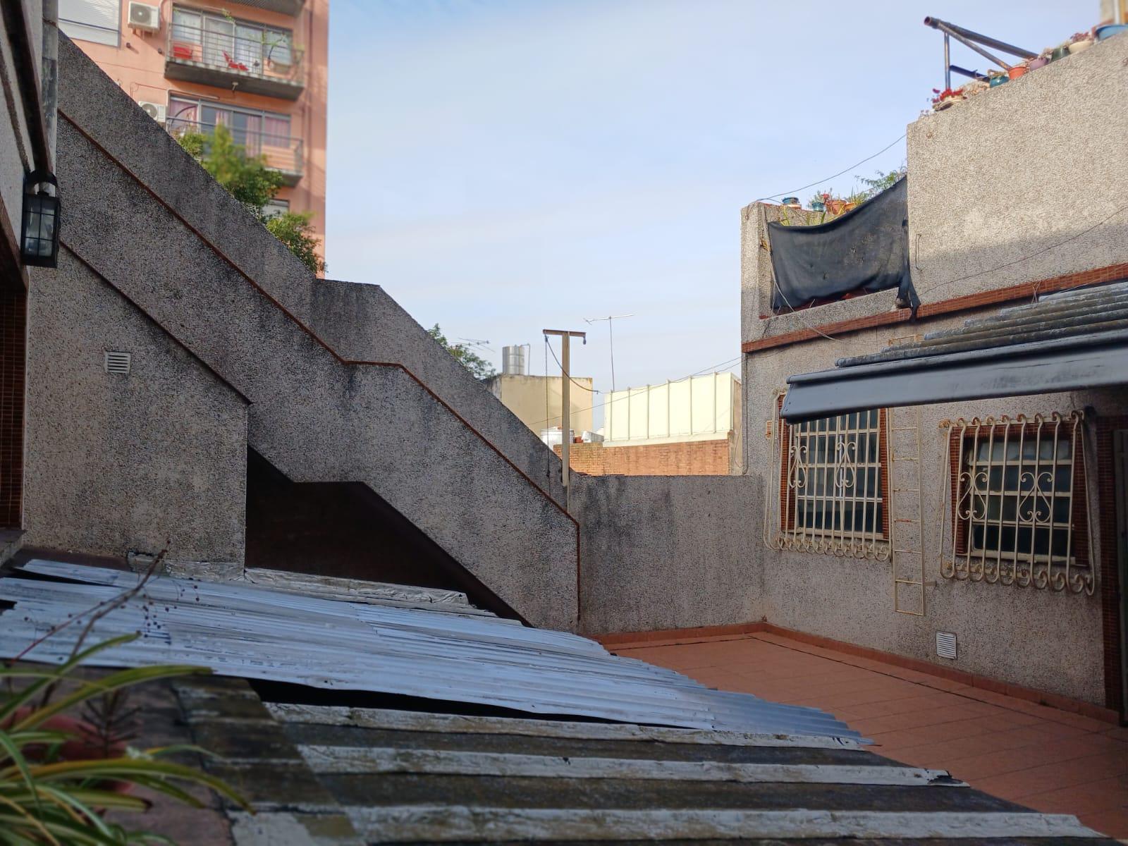 Caracas 4500 – 1er. Piso – Escalera – FRENTE – PH 5 amb. C/ BALCÓN y PATIO – Sup. Total: 254 m² – Por m²: 748