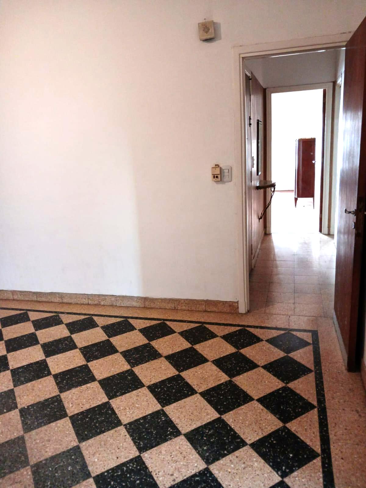 Caracas 4500 – 1er. Piso – Escalera – FRENTE – PH 5 amb. C/ BALCÓN y PATIO -con parrilla.  Sup. Total: 254 m² – Por m²: 748