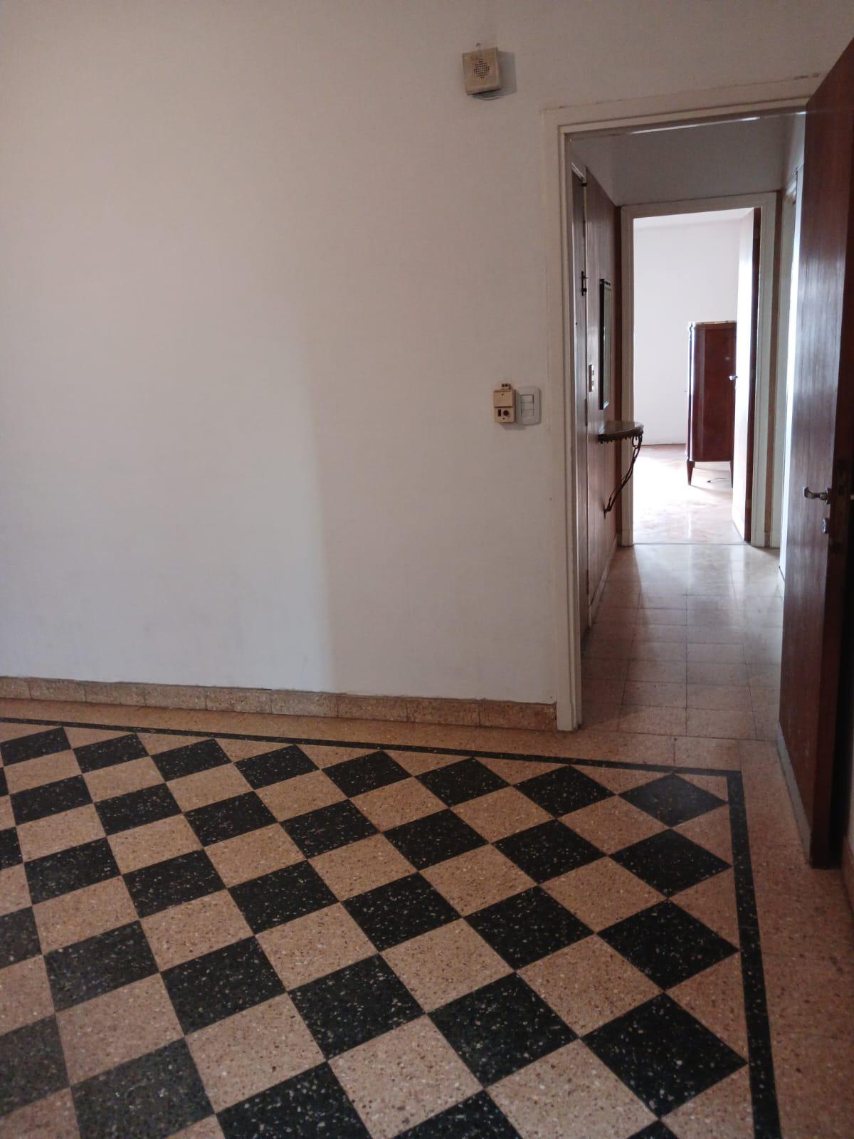 Caracas 4500 – 1er. Piso – Escalera – FRENTE – PH 5 amb. C/ BALCÓN y PATIO – Sup. Total: 254 m² – Por m²: 748