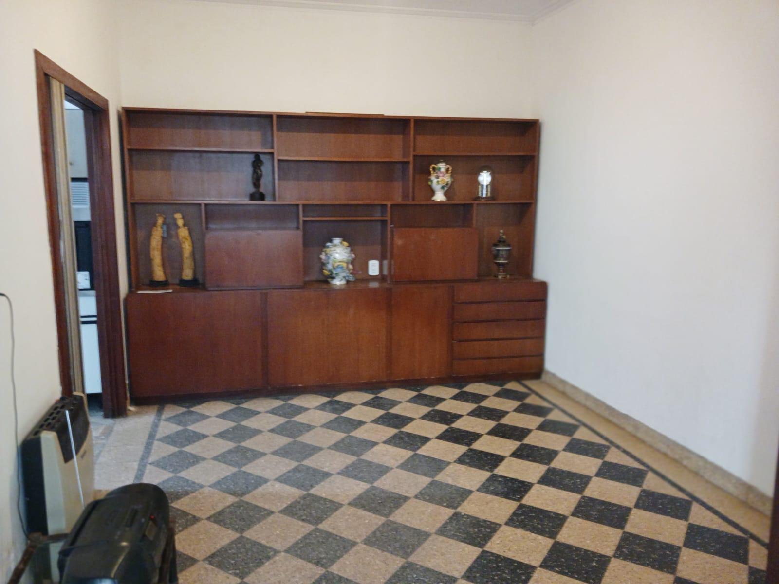 Caracas 4500 – 1er. Piso – Escalera – FRENTE – PH 5 amb. C/ BALCÓN y PATIO – Sup. Total: 254 m² – Por m²: 748