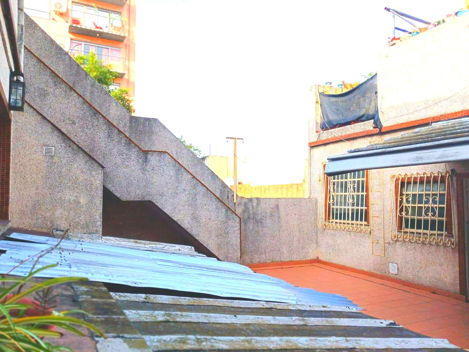 Caracas 4500 – 1er. Piso – Escalera – FRENTE – PH 5 amb. C/ BALCÓN y PATIO -con parrilla.  Sup. Total: 254 m² – Por m²: 748