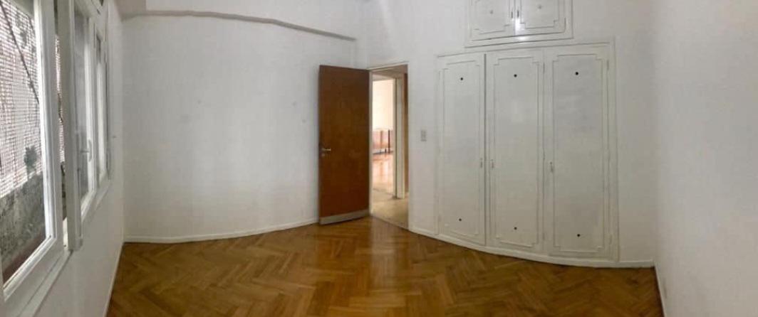 Caracas 4700 – 1er. Piso – Escalera – FRENTE – PH 5 amb. C/ BALCÓN y PATIO – Sup. Total: 254 m² – Por m²: 669