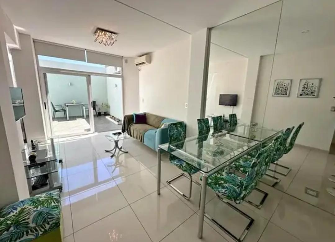 Alsina al 1600 – PB – Frente – Duplex – Departamento 2 amb. c/ Toilette, Vestidor, Patio – Sup. Total: 68 m² – Por m²: 1,690