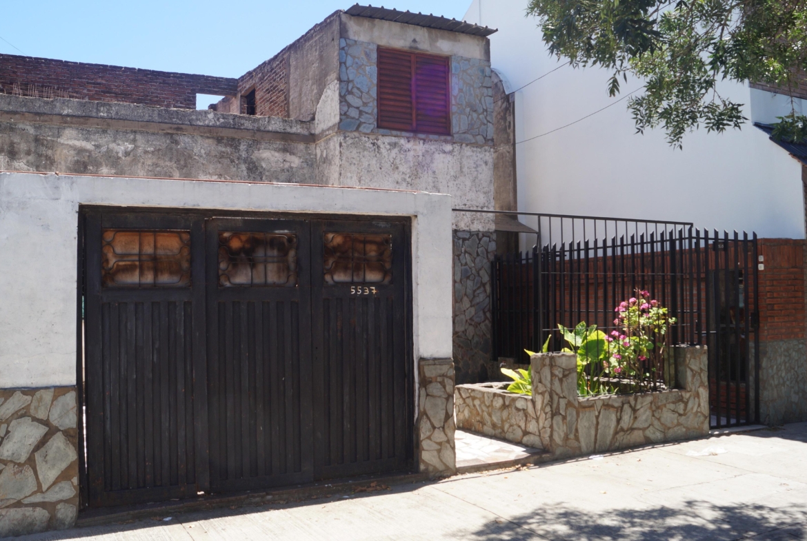 Lascano 5500* – Frente – PH (A Reciclar) – 3  Amb. c/ patio y terraza. – Sup. Total: 160 m² – Por m² 968.