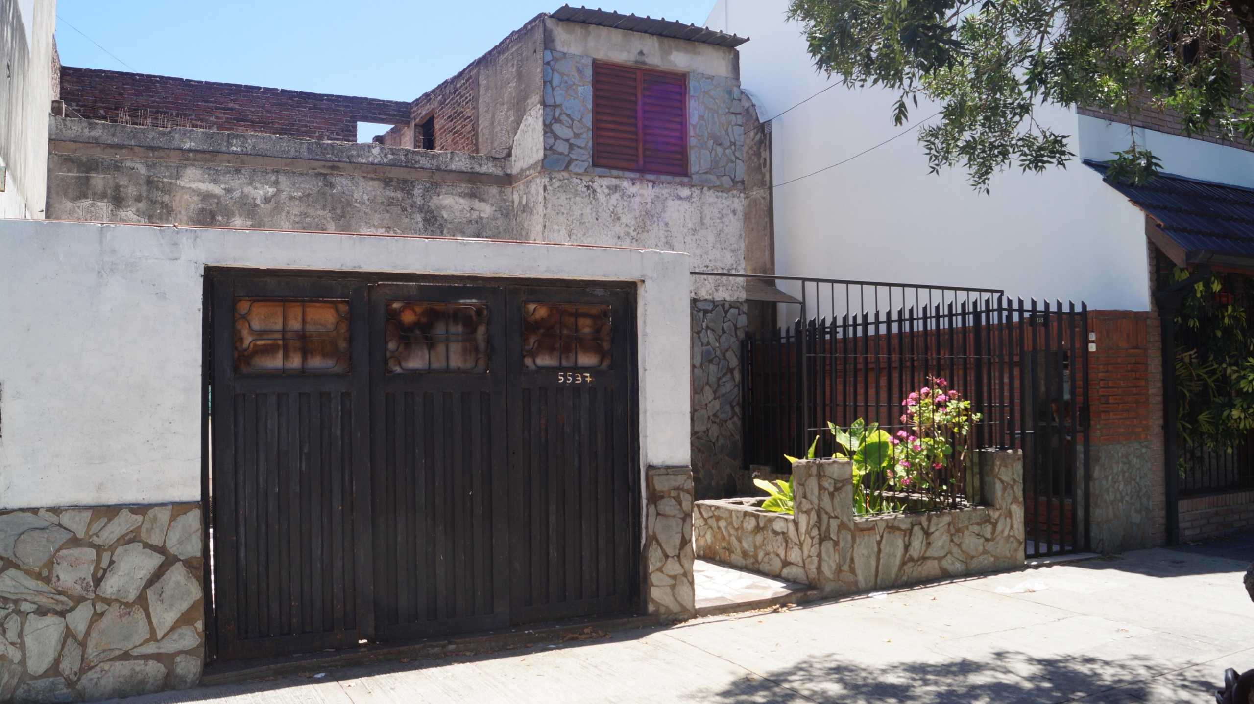 Lascano 5500* – Frente – PH (A Reciclar) – 3  Amb. c/ patio y terraza. – Sup. Total: 160 m² – Por m² 968.