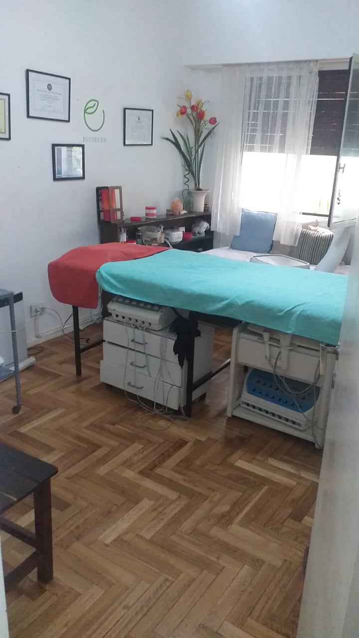 Ciudad  de la Paz  1400  *. APTO PROFESIONAL. Depto. en Planta baja. 4 amb.c/ patio y toilette. Sup. tot.: 77m2. Precio por m2. . usd  2338..