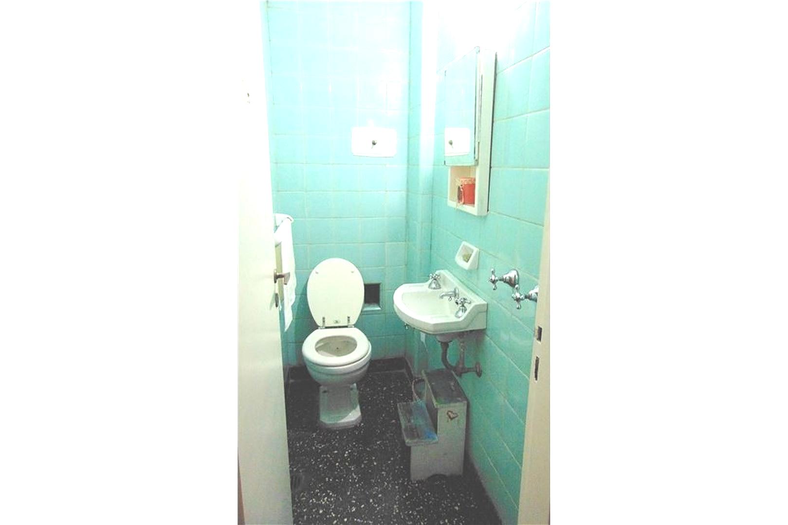 Ciudad  de la Paz  1400  *. APTO PROFESIONAL. Depto. en Planta baja. 4 amb.c/ patio y toilette. Sup. tot.: 77m2. Precio por m2. . usd  2338..